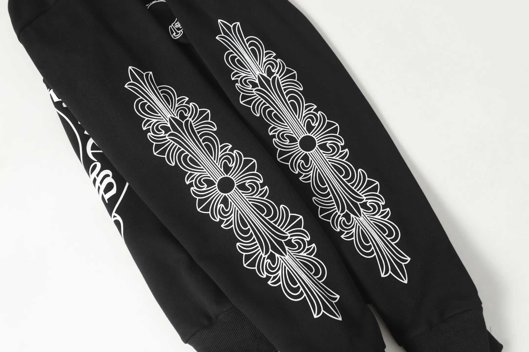 P210 Round neck sweatshirt. Remember to remark sweatshirt when ordering #Y2901 Cross-border running quantity model. Please do not place an order if you are pursuing perfection. -Chrome Hearts/Chrome Hearts 23ss Sanskrit printed popular round neck sweatshirt -High weight, high density and high quality. The wool is soft, delicate and skin-friendly. It feels soft and silky. It has excellent warmth and skin-friendly properties. -Colour: black white -Size: S M L XL